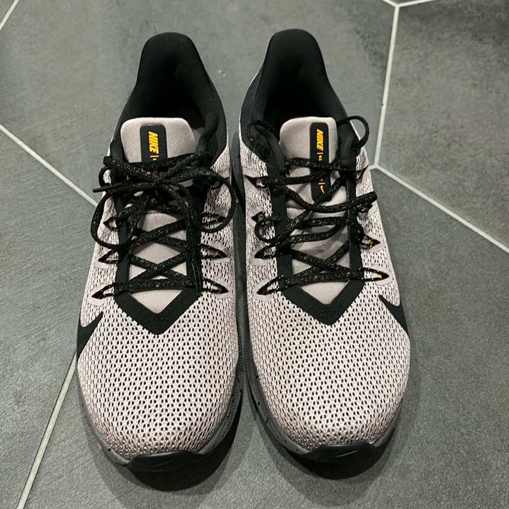 Nike women question 2se size 8.5
